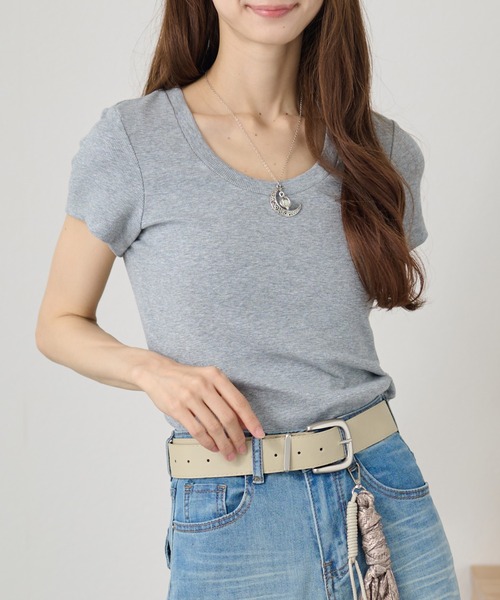 DAYRA(デイラ)の「バック カット デザイン リブ 半袖 トップス(Tシャツ/カットソー・レディース・ホワイト/チャコールグレー/ライトグレー/ブラック/ピンク/イエロー・FREE)」の4枚目の写真