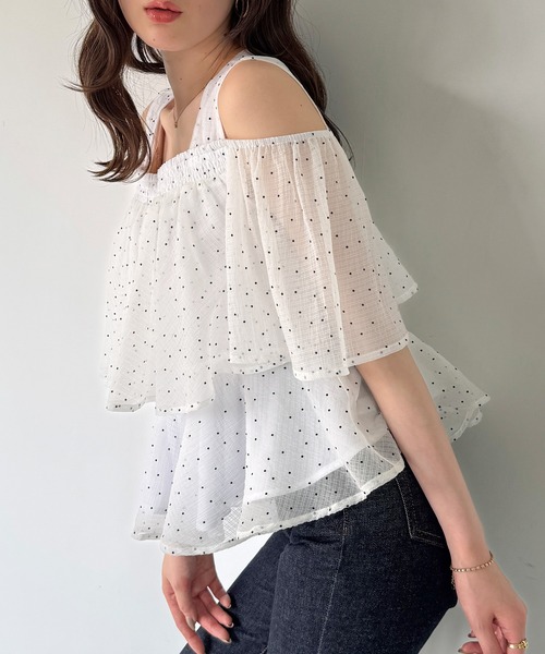 junoah（ジュノア）の「シアードットフリルトップス（シャツ/ブラウス・レディース・アイボリー/ホワイト/ブラック・SMALL/MEDIUM/LARGE）」の4枚目の写真