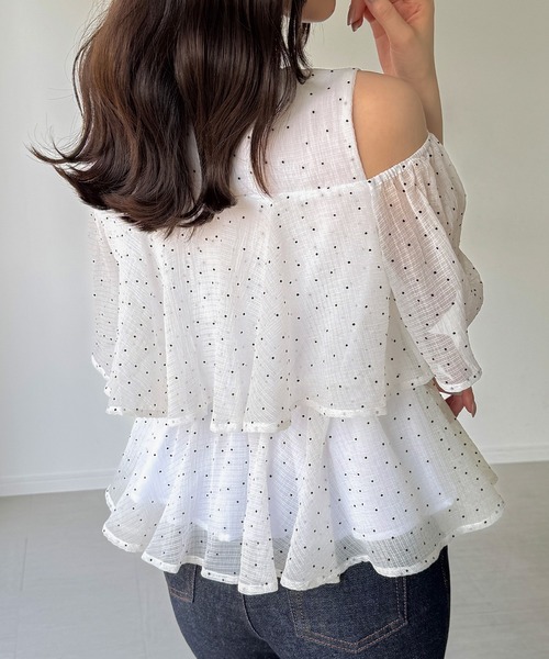 junoah（ジュノア）の「シアードットフリルトップス（シャツ/ブラウス・レディース・アイボリー/ホワイト/ブラック・SMALL/MEDIUM/LARGE）」の6枚目の写真