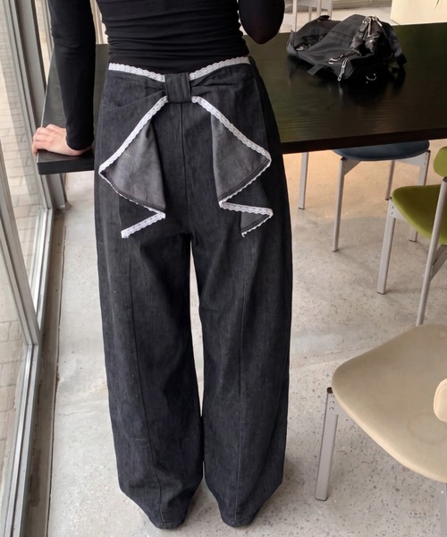 P.V.T(ピーブイティー)の「バックリボンカーブパンツ(デニムパンツ・レディース・サックスブルー/ブラック・M)」の2枚目の写真