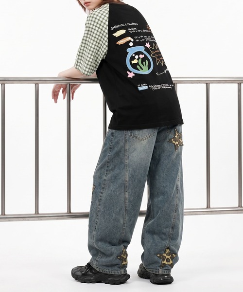 HOOK(フック)の「HOOK アクアリウム × 手書き文字風プリント チェック切替ラグランビッグシルエットT(Tシャツ/カットソー・メンズ・ライトベージュ/ブラック・FREE)」の1枚目の写真