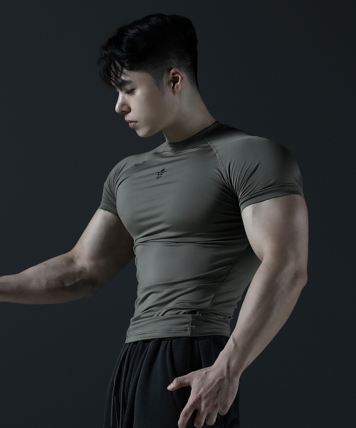CARMID（カミド）の「コンプレッション半袖 [カーキ]（Tシャツ/カットソー・メンズ・その他・1/2/3）」の2枚目の写真