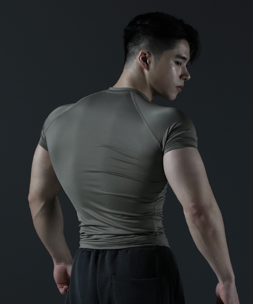 CARMID（カミド）の「コンプレッション半袖 [カーキ]（Tシャツ/カットソー・メンズ・その他・1/2/3）」の3枚目の写真