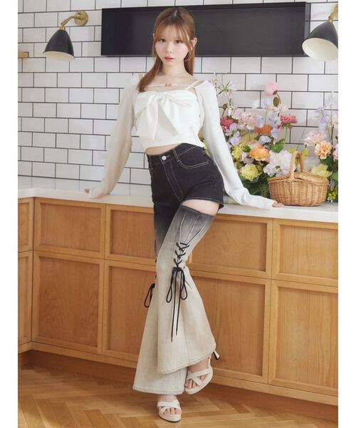 EATME(イートミー)の「サイドレースアップカットアウトデニムパンツ(デニムパンツ・レディース・ライトブルー・MEDIUM/SMALL)」の21枚目の写真