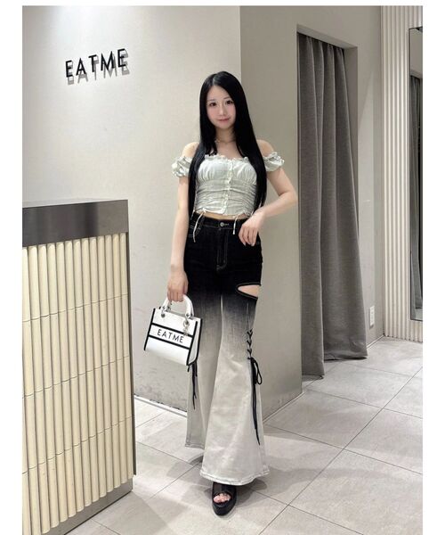 EATME(イートミー)の「サイドレースアップカットアウトデニムパンツ(デニムパンツ・レディース・ライトブルー・MEDIUM/SMALL)」の2枚目の写真
