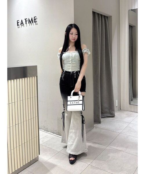 EATME(イートミー)の「サイドレースアップカットアウトデニムパンツ(デニムパンツ・レディース・ライトブルー・MEDIUM/SMALL)」の3枚目の写真
