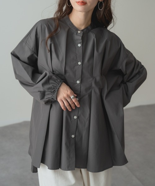 refinedworks(リファインドワークス)の「【refinedworks】360度 美シルエット !フロント タック バンドカラー チュニック シャツ(シャツ/ブラウス・レディース・チャコールグレー/パープル/ベージュ・FREE)」の2枚目の写真