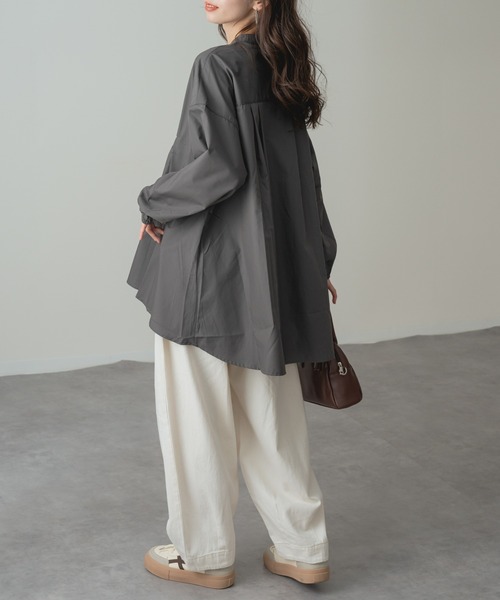 refinedworks(リファインドワークス)の「【refinedworks】360度 美シルエット !フロント タック バンドカラー チュニック シャツ(シャツ/ブラウス・レディース・チャコールグレー/パープル/ベージュ・FREE)」の4枚目の写真