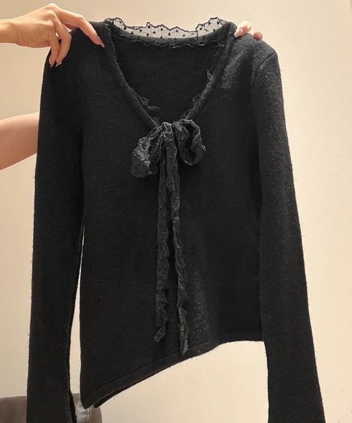 Vini(ヴィニ)の「フリル リボン スリムフィット ニット トップス(ニット/セーター・レディース・ブラック/ライトブルー/アイボリー・FREE)」の2枚目の写真