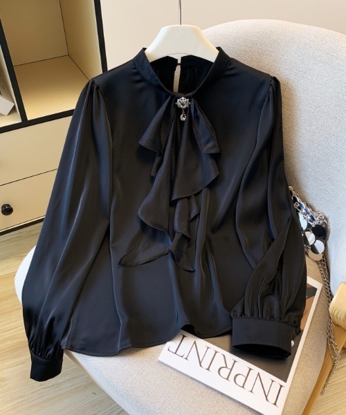 LUCPY(ラクピー)の「ブローチ付き ラッフルフリルブラウス(シャツ/ブラウス・レディース・ブラック/ホワイト・SMALL/MEDIUM/LARGE/X-LARGE)」の2枚目の写真