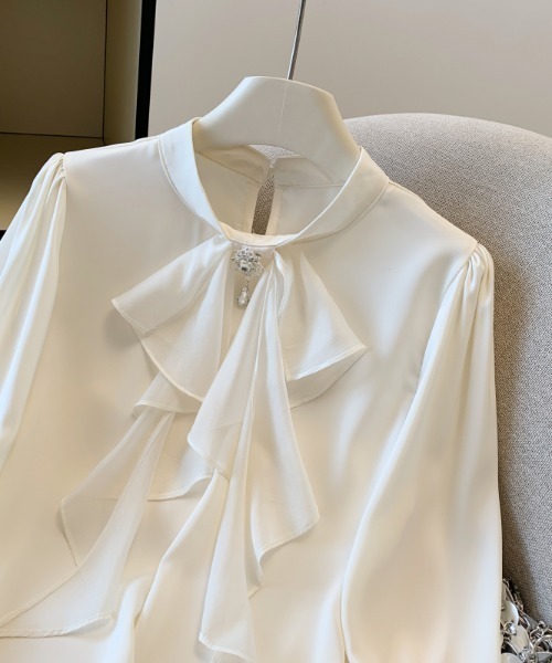 LUCPY(ラクピー)の「ブローチ付き ラッフルフリルブラウス(シャツ/ブラウス・レディース・ブラック/ホワイト・SMALL/MEDIUM/LARGE/X-LARGE)」の3枚目の写真