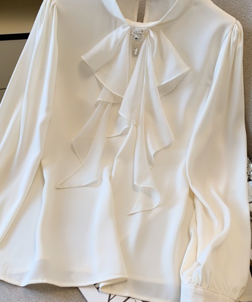 LUCPY(ラクピー)の「ブローチ付き ラッフルフリルブラウス(シャツ/ブラウス・レディース・ブラック/ホワイト・SMALL/MEDIUM/LARGE/X-LARGE)」の4枚目の写真