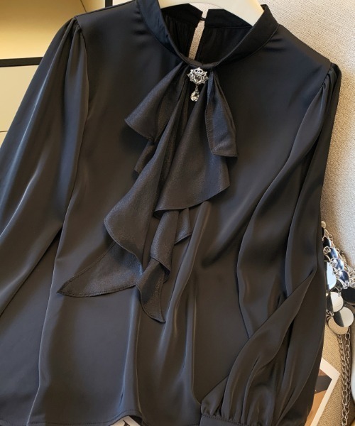 LUCPY(ラクピー)の「ブローチ付き ラッフルフリルブラウス(シャツ/ブラウス・レディース・ブラック/ホワイト・SMALL/MEDIUM/LARGE/X-LARGE)」の5枚目の写真