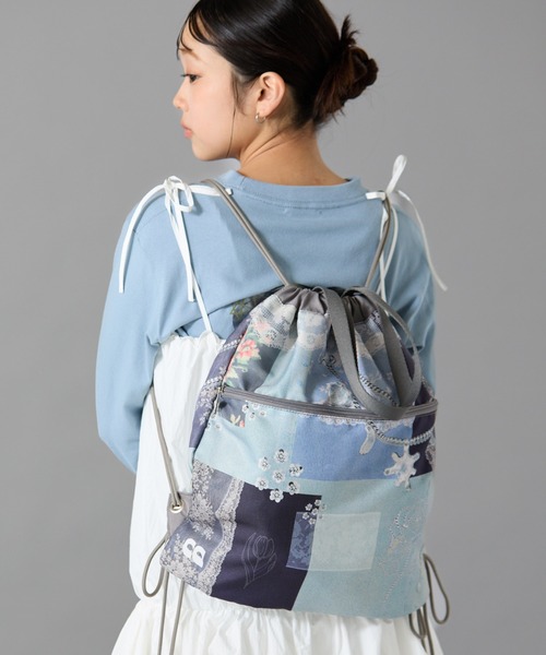 LAPUIS(ラピュイ)の「Casselini(キャセリーニ)コラージュプリントナップサック(バックパック/リュック・レディース・ベージュ/ブルー/サックスブルー/ブラック・FREE)」の3枚目の写真