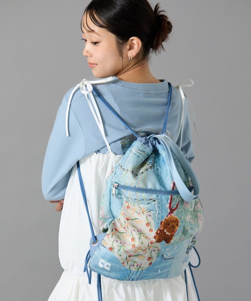 LAPUIS(ラピュイ)の「Casselini(キャセリーニ)コラージュプリントナップサック(バックパック/リュック・レディース・ベージュ/ブルー/サックスブルー/ブラック・FREE)」の6枚目の写真