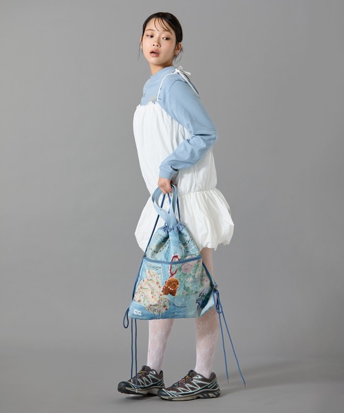 LAPUIS(ラピュイ)の「Casselini(キャセリーニ)コラージュプリントナップサック(バックパック/リュック・レディース・ベージュ/ブルー/サックスブルー/ブラック・FREE)」の8枚目の写真