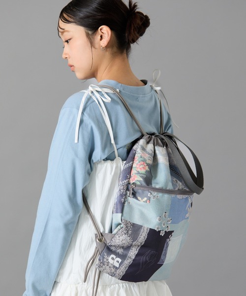 LAPUIS(ラピュイ)の「Casselini(キャセリーニ)コラージュプリントナップサック(バックパック/リュック・レディース・ベージュ/ブルー/サックスブルー/ブラック・FREE)」の9枚目の写真