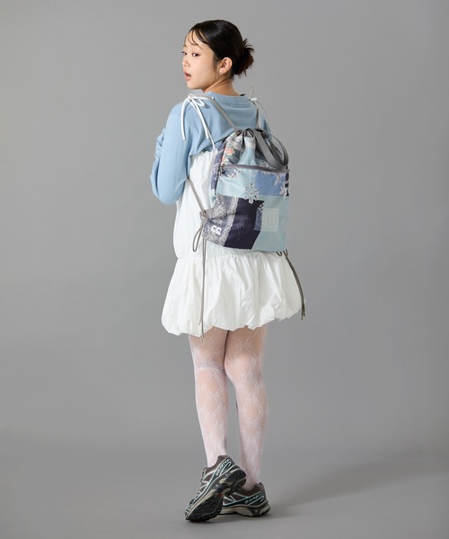 LAPUIS(ラピュイ)の「Casselini(キャセリーニ)コラージュプリントナップサック(バックパック/リュック・レディース・ベージュ/ブルー/サックスブルー/ブラック・FREE)」の11枚目の写真