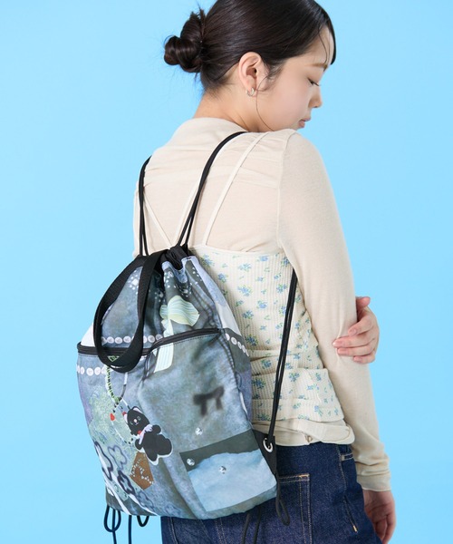 LAPUIS(ラピュイ)の「Casselini(キャセリーニ)コラージュプリントナップサック(バックパック/リュック・レディース・ベージュ/ブルー/サックスブルー/ブラック・FREE)」の16枚目の写真