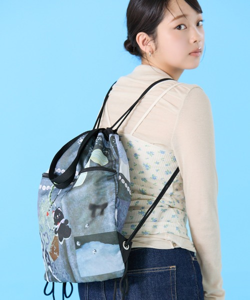 LAPUIS(ラピュイ)の「Casselini(キャセリーニ)コラージュプリントナップサック(バックパック/リュック・レディース・ベージュ/ブルー/サックスブルー/ブラック・FREE)」の17枚目の写真