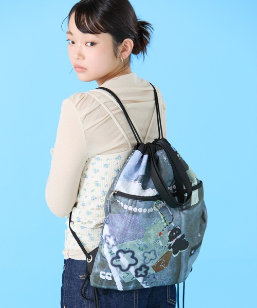 LAPUIS(ラピュイ)の「Casselini(キャセリーニ)コラージュプリントナップサック(バックパック/リュック・レディース・ベージュ/ブルー/サックスブルー/ブラック・FREE)」の18枚目の写真