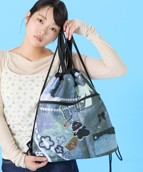 LAPUIS(ラピュイ)の「Casselini(キャセリーニ)コラージュプリントナップサック(バックパック/リュック・レディース・ベージュ/ブルー/サックスブルー/ブラック・FREE)」の19枚目の写真