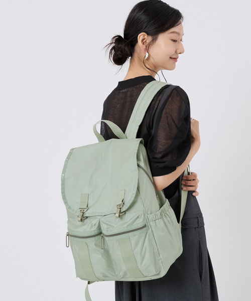 LeSportsac(レスポートサック)の「【Essential Collection×Naoko Okusa】MODERN FLAP BACKPACK3 グリーンカーキC(バックパック/リュック・レディース・グリーン・FREE)」の1枚目の写真