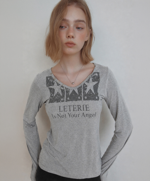 LETERIE(レテリー)の「GRAPHIC V-NECK LONG SLEEVE TEE_GREY(Tシャツ/カットソー・レディース・グレー・FREE)」の3枚目の写真