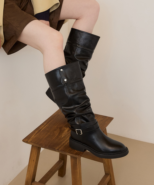MAC MOC(マックモック)の「QUINCY フォールディング SLOUCHY ストラップ ブーツ (4cm)(ブーツ・レディース・ブラック・22.5cm/24cm/24.5cm/23cm/23.5cm/25cm)」の2枚目の写真