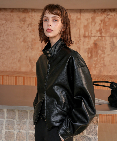 PIGMENT(ピグメント)の「クラックレザーハイネックジャケット (KYJP2606009)(ライダースジャケット・レディース・ブラック/ダークブラウン・FREE)」の3枚目の写真