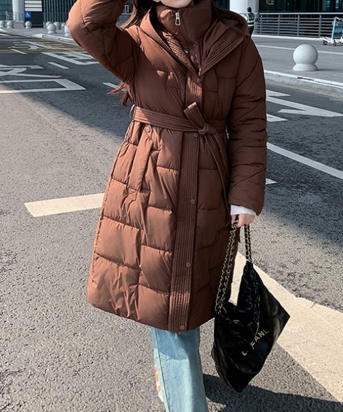 AMAJI(アマジ)の「ウエストマーク ロング丈 中綿コート(その他アウター・レディース・ブラック/ホワイト/カーキ/ブラウン・MEDIUM/LARGE/X-LARGE)」の3枚目の写真