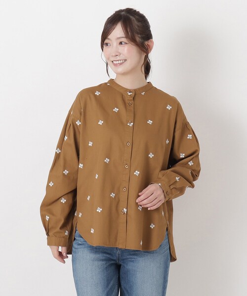 one'sterrace（ワンズテラス）の「ツイル&デニム 配色刺繍入りブラウス（シャツ/ブラウス・レディース・ベージュ系8/ネイビー系5/ブラック系8・02）」の2枚目の写真