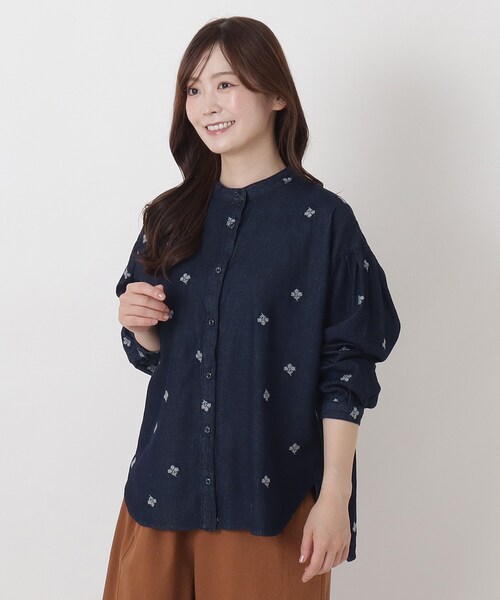 one'sterrace（ワンズテラス）の「ツイル&デニム 配色刺繍入りブラウス（シャツ/ブラウス・レディース・ベージュ系8/ネイビー系5/ブラック系8・02）」の3枚目の写真