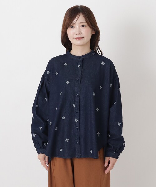 one'sterrace（ワンズテラス）の「ツイル&デニム 配色刺繍入りブラウス（シャツ/ブラウス・レディース・ベージュ系8/ネイビー系5/ブラック系8・02）」の4枚目の写真