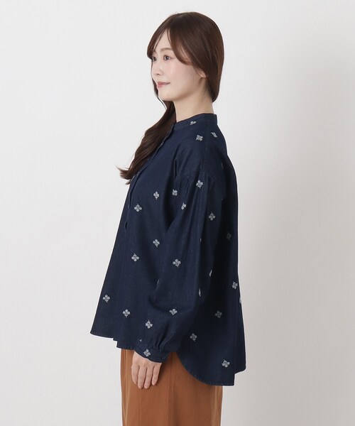 one'sterrace（ワンズテラス）の「ツイル&デニム 配色刺繍入りブラウス（シャツ/ブラウス・レディース・ベージュ系8/ネイビー系5/ブラック系8・02）」の5枚目の写真
