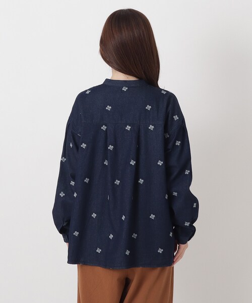 one'sterrace（ワンズテラス）の「ツイル&デニム 配色刺繍入りブラウス（シャツ/ブラウス・レディース・ベージュ系8/ネイビー系5/ブラック系8・02）」の6枚目の写真