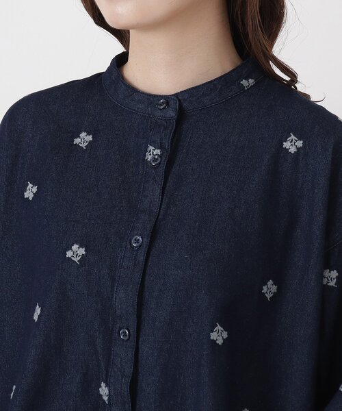 one'sterrace（ワンズテラス）の「ツイル&デニム 配色刺繍入りブラウス（シャツ/ブラウス・レディース・ベージュ系8/ネイビー系5/ブラック系8・02）」の7枚目の写真