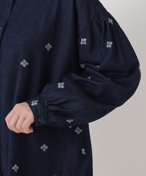 one'sterrace（ワンズテラス）の「ツイル&デニム 配色刺繍入りブラウス（シャツ/ブラウス・レディース・ベージュ系8/ネイビー系5/ブラック系8・02）」の8枚目の写真