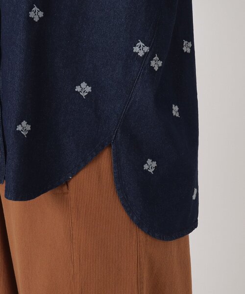 one'sterrace（ワンズテラス）の「ツイル&デニム 配色刺繍入りブラウス（シャツ/ブラウス・レディース・ベージュ系8/ネイビー系5/ブラック系8・02）」の9枚目の写真