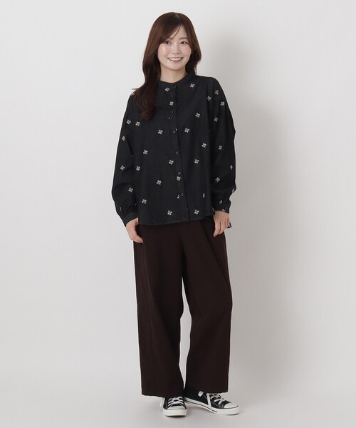 one'sterrace（ワンズテラス）の「ツイル&デニム 配色刺繍入りブラウス（シャツ/ブラウス・レディース・ベージュ系8/ネイビー系5/ブラック系8・02）」の13枚目の写真