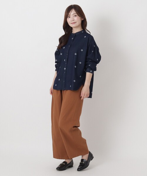 one'sterrace（ワンズテラス）の「ツイル&デニム 配色刺繍入りブラウス（シャツ/ブラウス・レディース・ベージュ系8/ネイビー系5/ブラック系8・02）」の17枚目の写真
