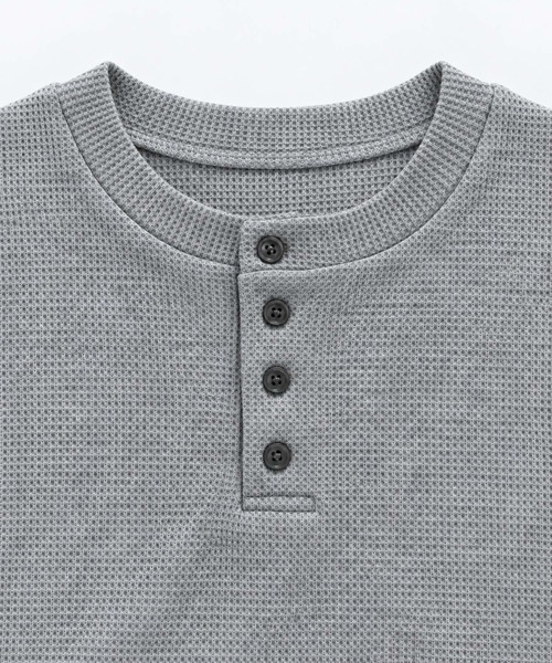 FILLIP J（フィリップジェー）の「クロップドワッフルヘンリーネック長袖Tシャツ/ショート丈ロンT（Tシャツ/カットソー・メンズ・アイボリー/グレー・X-LARGE/LARGE/MEDIUM）」の8枚目の写真