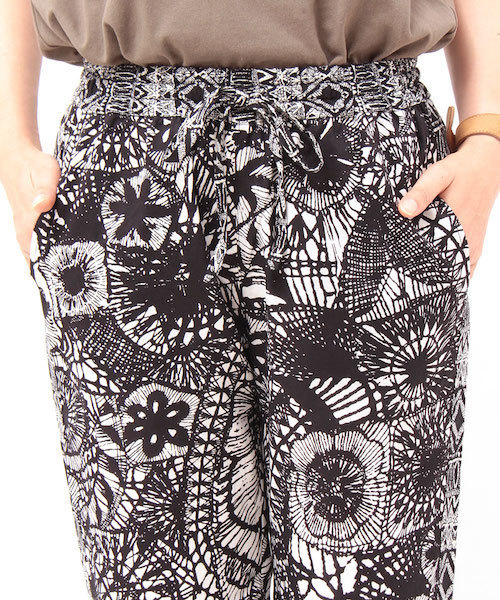 チチカカ（チチカカ）の「モノトーンジョガーパンツ（その他パンツ・レディース・カーキ/ブラック・FREE）」の8枚目の写真