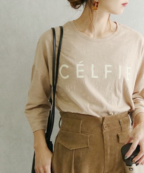 reca（レカ）の「【スタッフおすすめ】ゆったりストレスフリーの着心地ロゴtシャツ ”CELFIE”（Tシャツ/カットソー・レディース・ネイビー/ブラック/グレー/ホワイト/パープル系その他/サーモンピンク/ブルー系その他/カーキ/ダークグレー/ベージュ/モカ・FREE）」の6枚目の写真