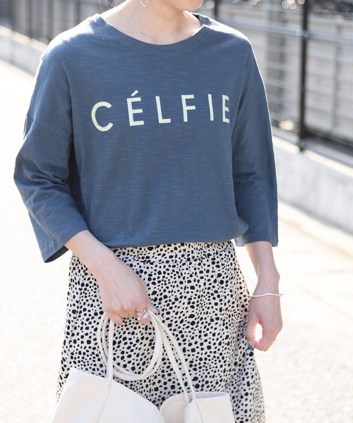 reca（レカ）の「【スタッフおすすめ】ゆったりストレスフリーの着心地ロゴtシャツ ”CELFIE”（Tシャツ/カットソー・レディース・ネイビー/ブラック/グレー/ホワイト/パープル系その他/サーモンピンク/ブルー系その他/カーキ/ダークグレー/ベージュ/モカ・FREE）」の9枚目の写真