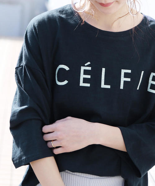reca（レカ）の「【スタッフおすすめ】ゆったりストレスフリーの着心地ロゴtシャツ ”CELFIE”（Tシャツ/カットソー・レディース・ネイビー/ブラック/グレー/ホワイト/パープル系その他/サーモンピンク/ブルー系その他/カーキ/ダークグレー/ベージュ/モカ・FREE）」の8枚目の写真
