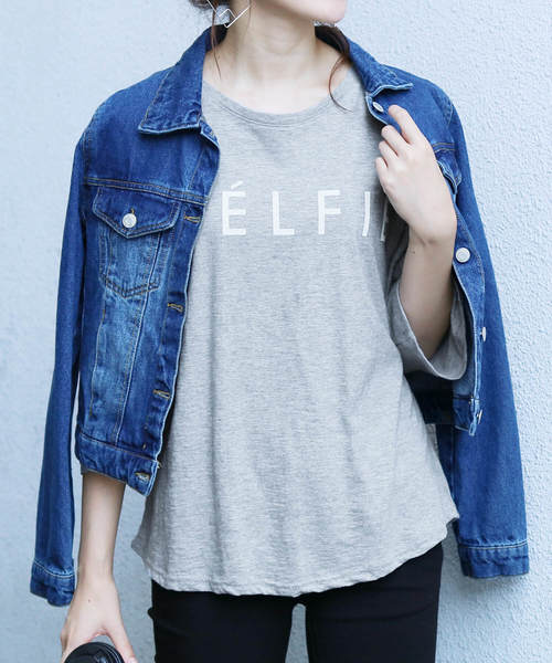 reca（レカ）の「【スタッフおすすめ】ゆったりストレスフリーの着心地ロゴtシャツ ”CELFIE”（Tシャツ/カットソー・レディース・ネイビー/ブラック/グレー/ホワイト/パープル系その他/サーモンピンク/ブルー系その他/カーキ/ダークグレー/ベージュ/モカ・FREE）」の3枚目の写真