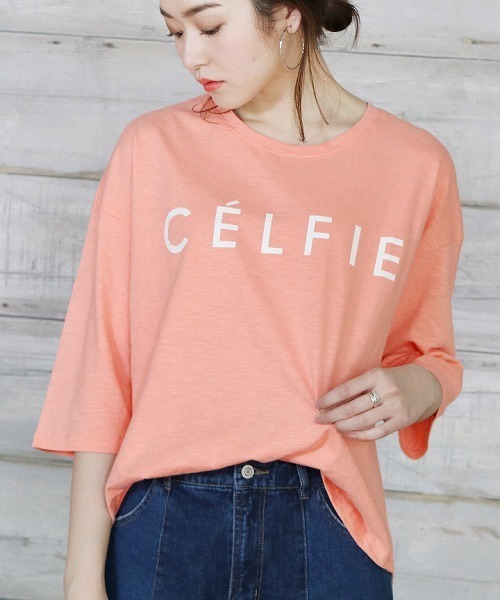 reca（レカ）の「【スタッフおすすめ】ゆったりストレスフリーの着心地ロゴtシャツ ”CELFIE”（Tシャツ/カットソー・レディース・ネイビー/ブラック/グレー/ホワイト/パープル系その他/サーモンピンク/ブルー系その他/カーキ/ダークグレー/ベージュ/モカ・FREE）」の11枚目の写真
