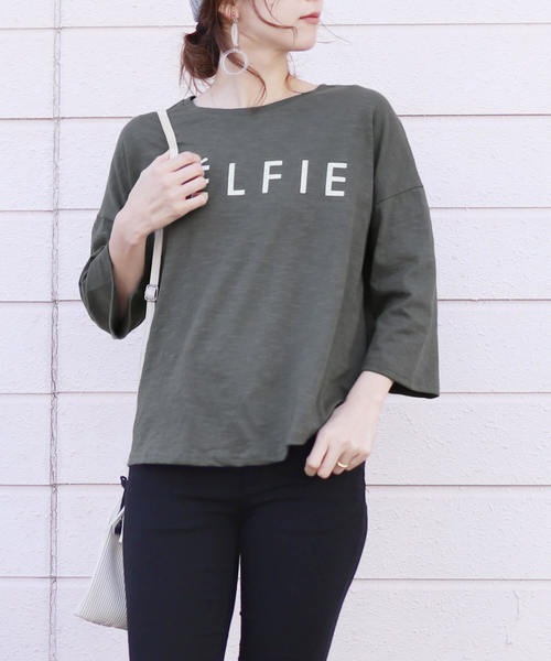 reca（レカ）の「【スタッフおすすめ】ゆったりストレスフリーの着心地ロゴtシャツ ”CELFIE”（Tシャツ/カットソー・レディース・ネイビー/ブラック/グレー/ホワイト/パープル系その他/サーモンピンク/ブルー系その他/カーキ/ダークグレー/ベージュ/モカ・FREE）」の4枚目の写真