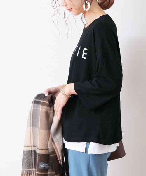 reca（レカ）の「【スタッフおすすめ】ゆったりストレスフリーの着心地ロゴtシャツ ”CELFIE”（Tシャツ/カットソー・レディース・ネイビー/ブラック/グレー/ホワイト/パープル系その他/サーモンピンク/ブルー系その他/カーキ/ダークグレー/ベージュ/モカ・FREE）」の2枚目の写真